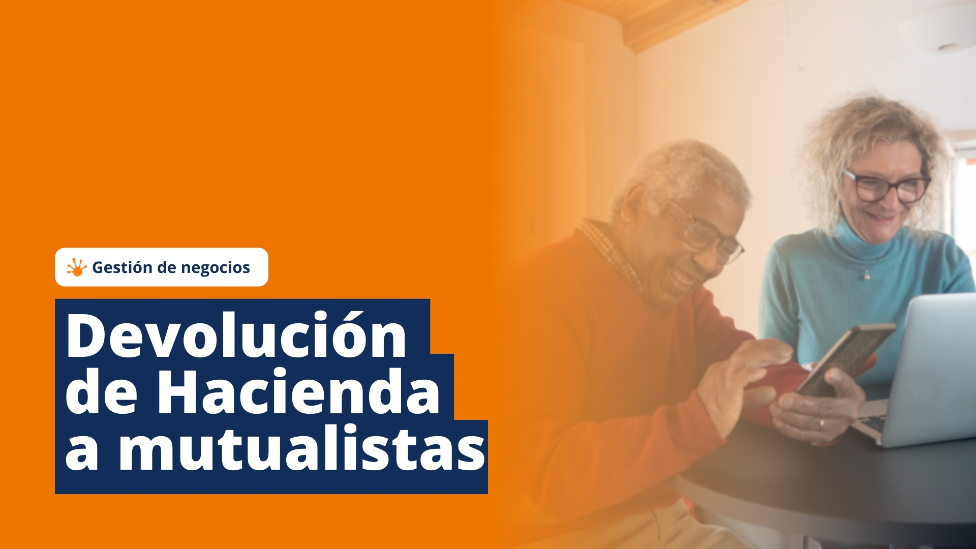 Portada en la que se ve a dos personas mayores haciendo gestiones en un ordenador, están felices; y el título de esta publicación de blog