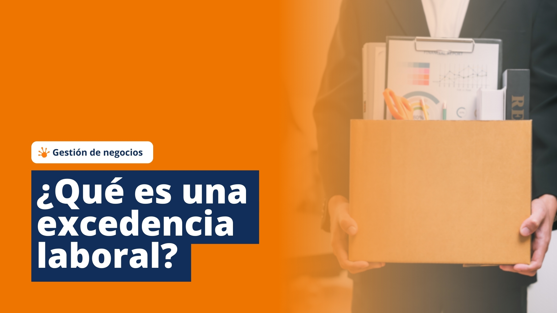 Portada en la que se ve a una persona cargando una caja de cartón con pertenencias personales y el título de esta publicación de blog